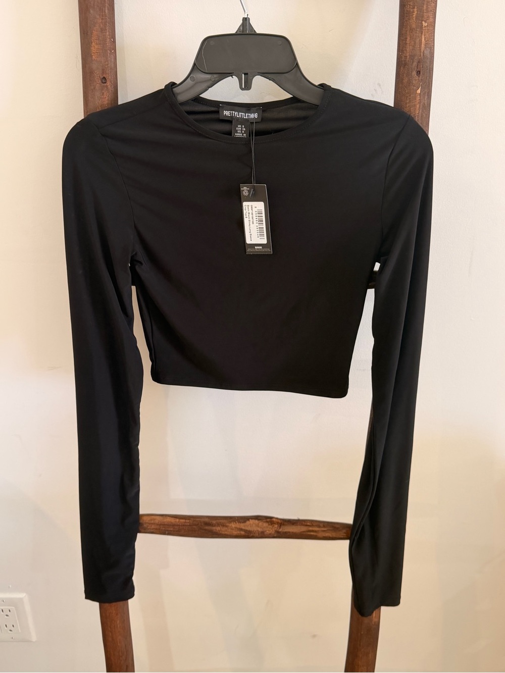 PrettyLittleThing Black Long Sleeve Crop Top - Slim Fit
